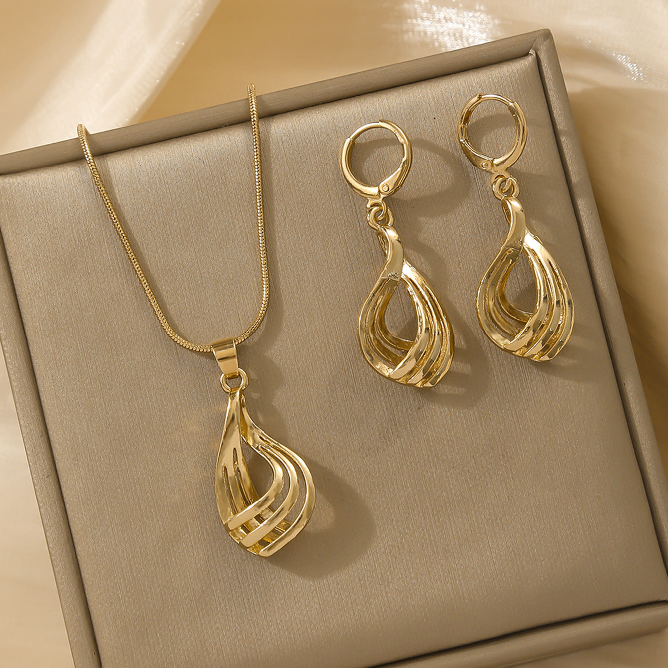 Round Heart-Shaped Necklace